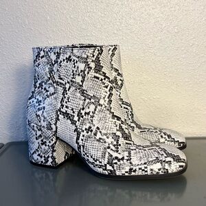 Mix No.6 Black & White Snakeskin Print High Block Heel Zip Up Ankle Boots Sz 9.5